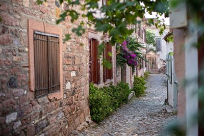 Steingebäude und bunte Gassen in Ayvalik, Türkei