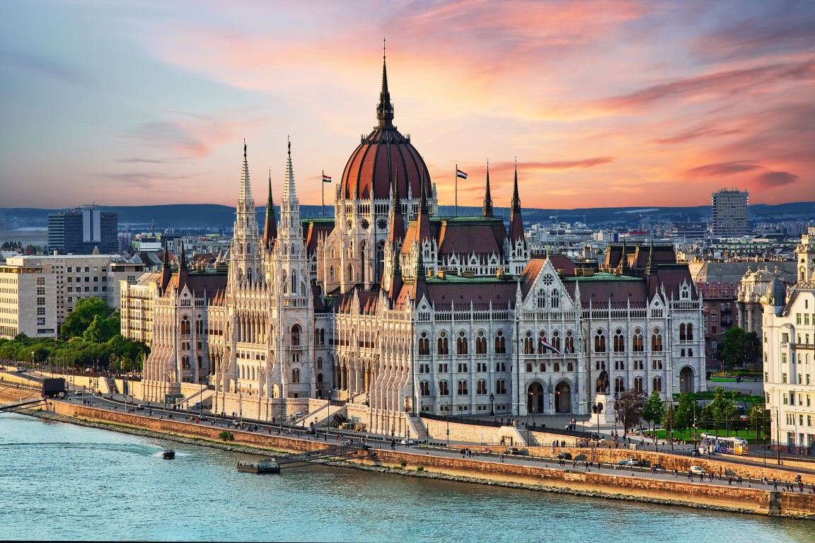 Budapest_Parlament_Parlamentsgebäude Totalansicht im Abendlicht