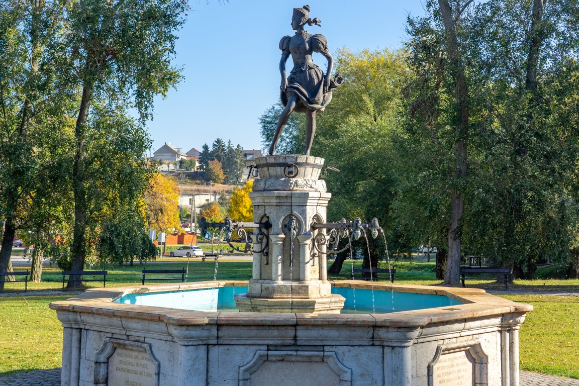Brunnenskulptur einer Frau der Weinregion Eger