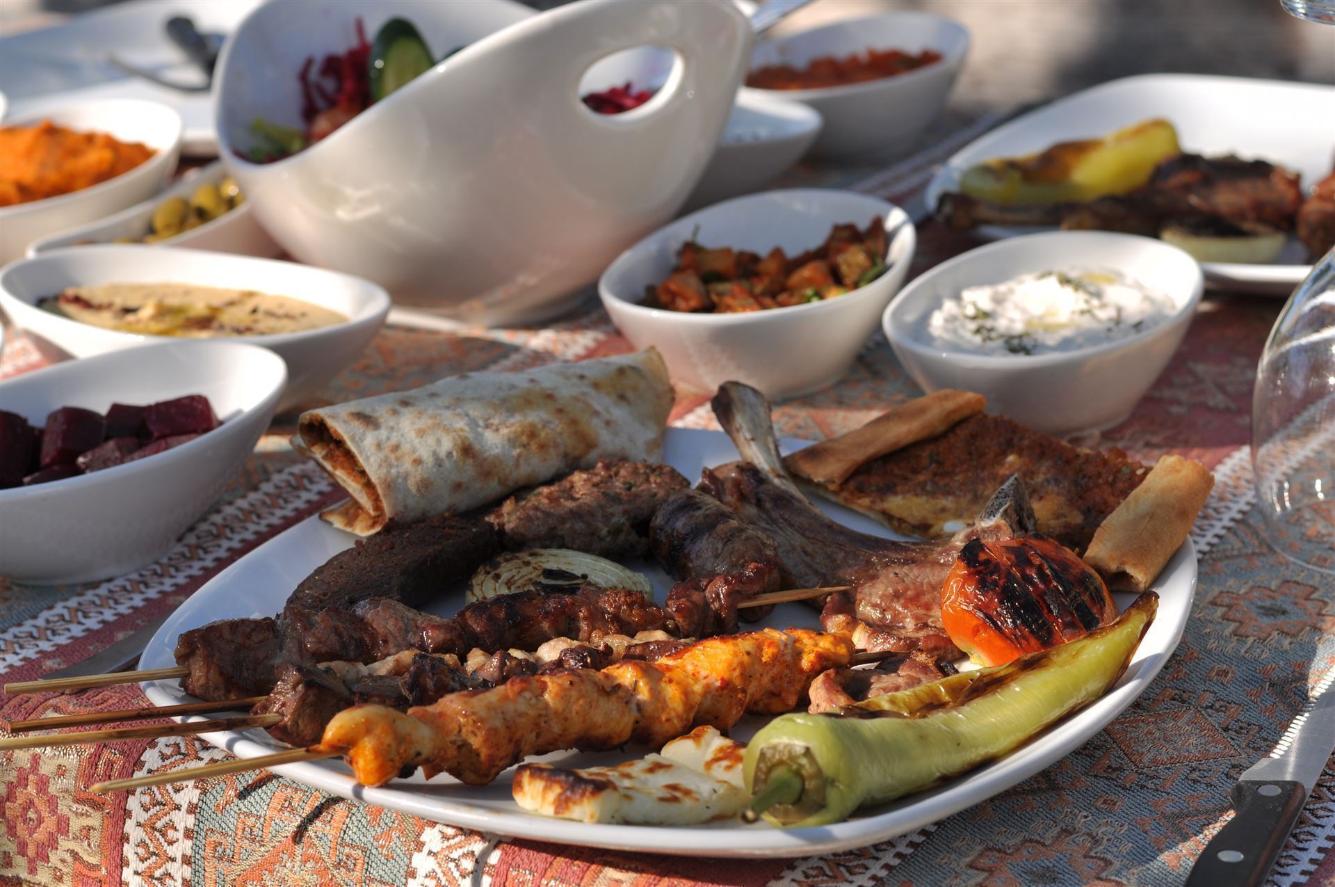 traditionelle Meze mit Fleisch