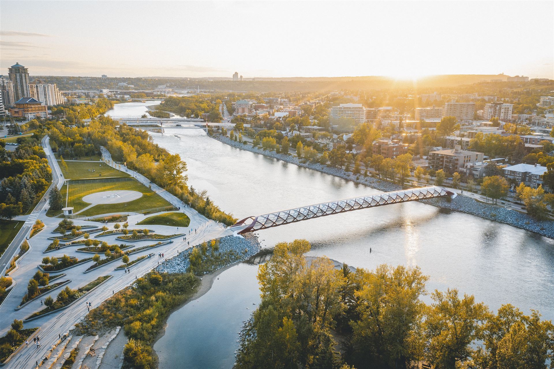 Downtown Calgary mit der Peace Bridge