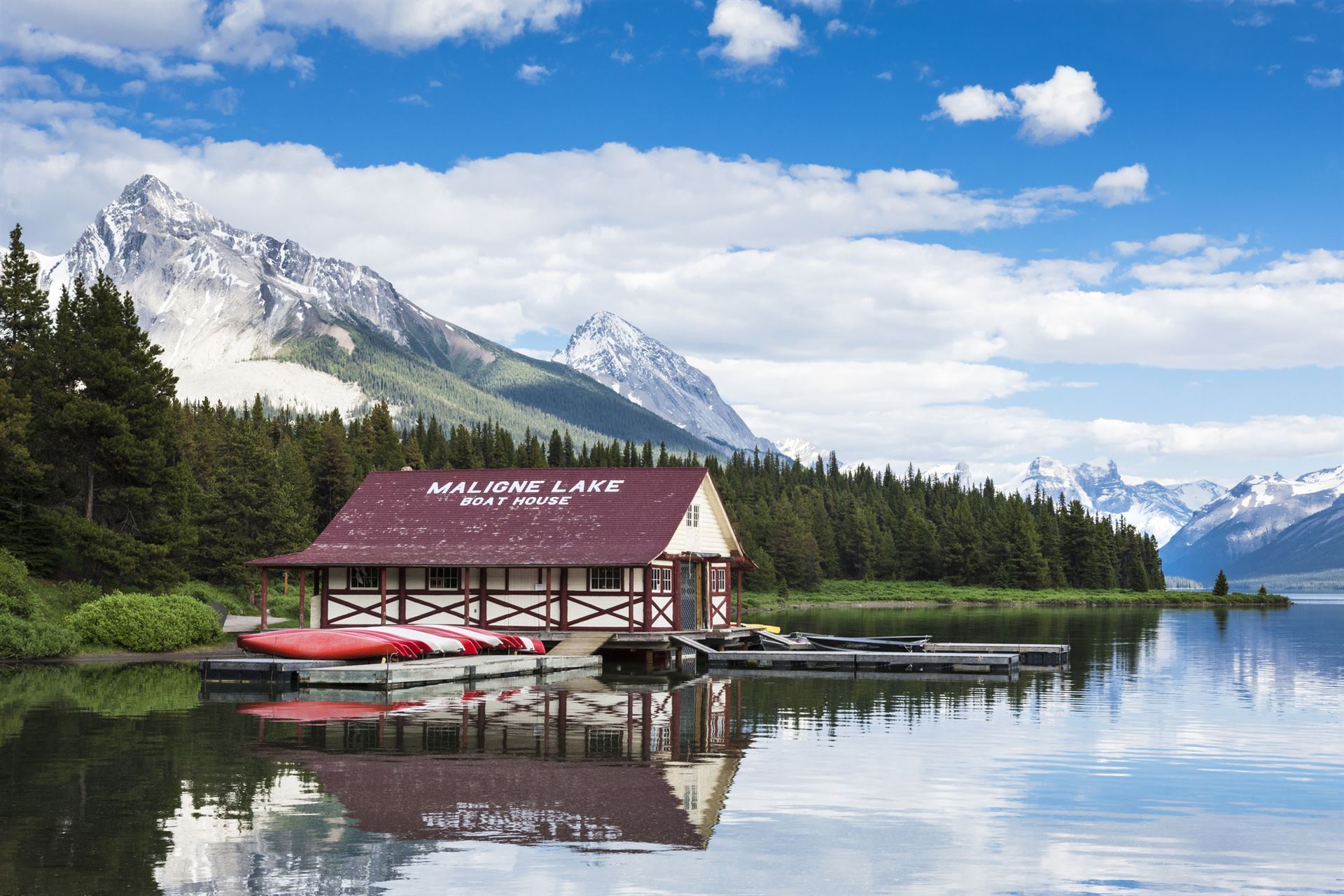 Bootshaus am Maligne Lake