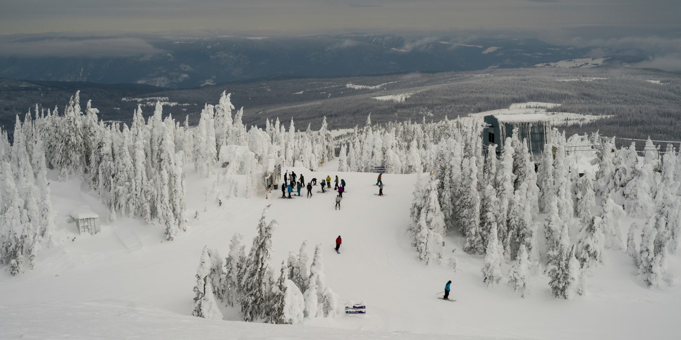Touristen beim Skifahren im Thompson-Nicola Regional District, Sun Peaks Resort, Sun Peaks