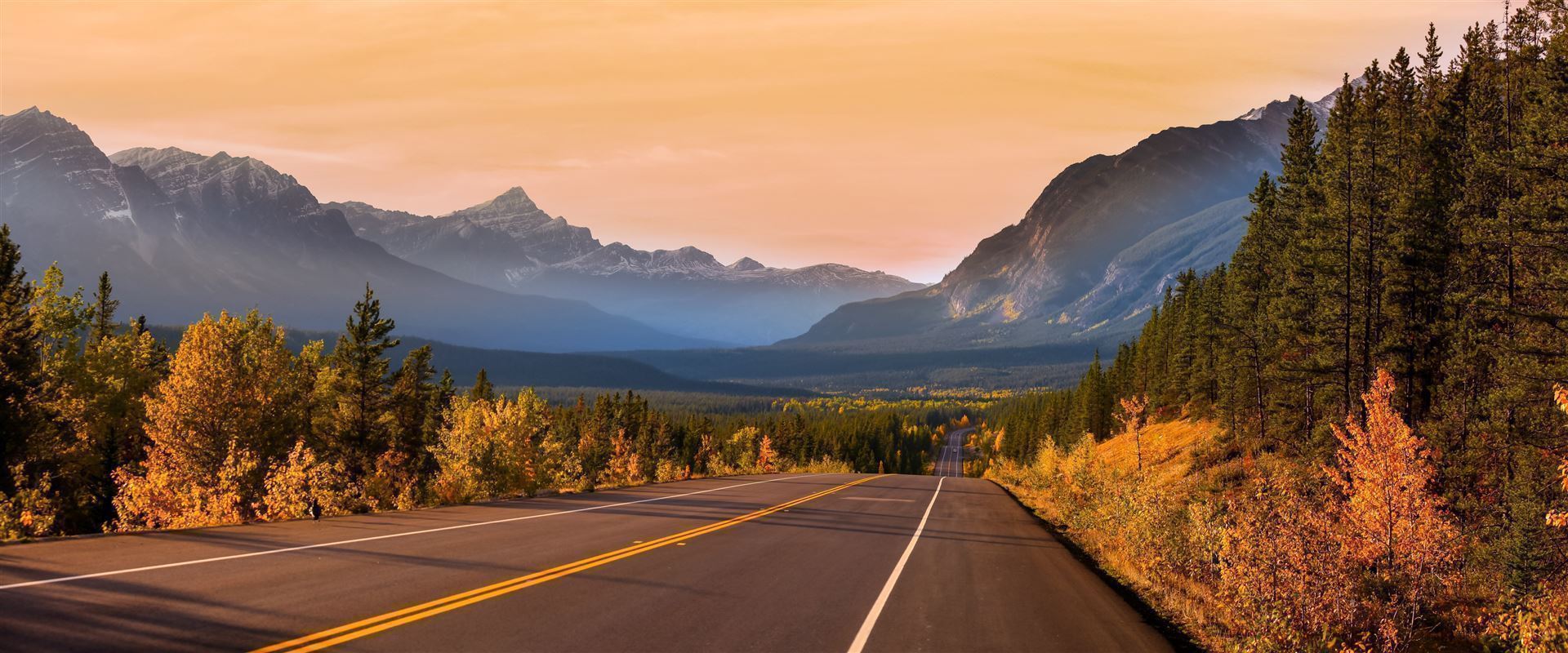Icefields Parkway in der Daemmerung im Jasper NP