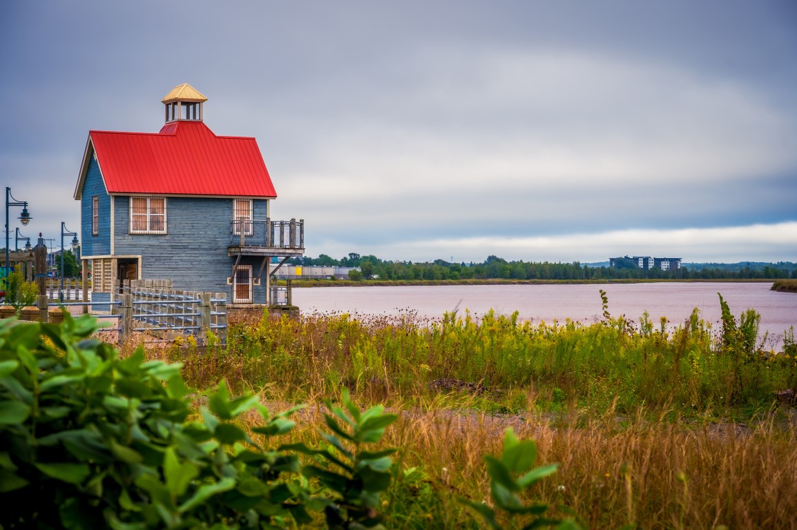Petitcodiac River & Gebäude mit rotem Dach,  Bore Park, Moncton, New Brunswick