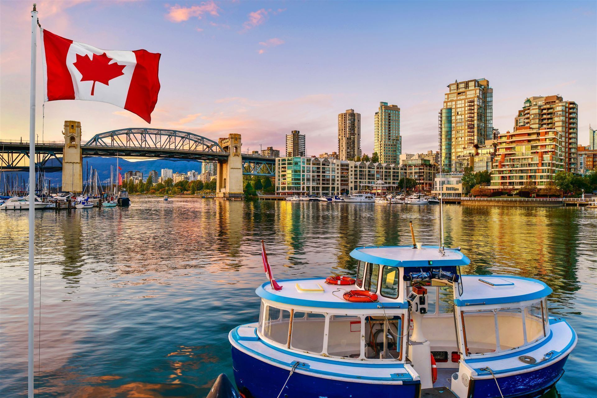 Fähre entlang in Granville Island