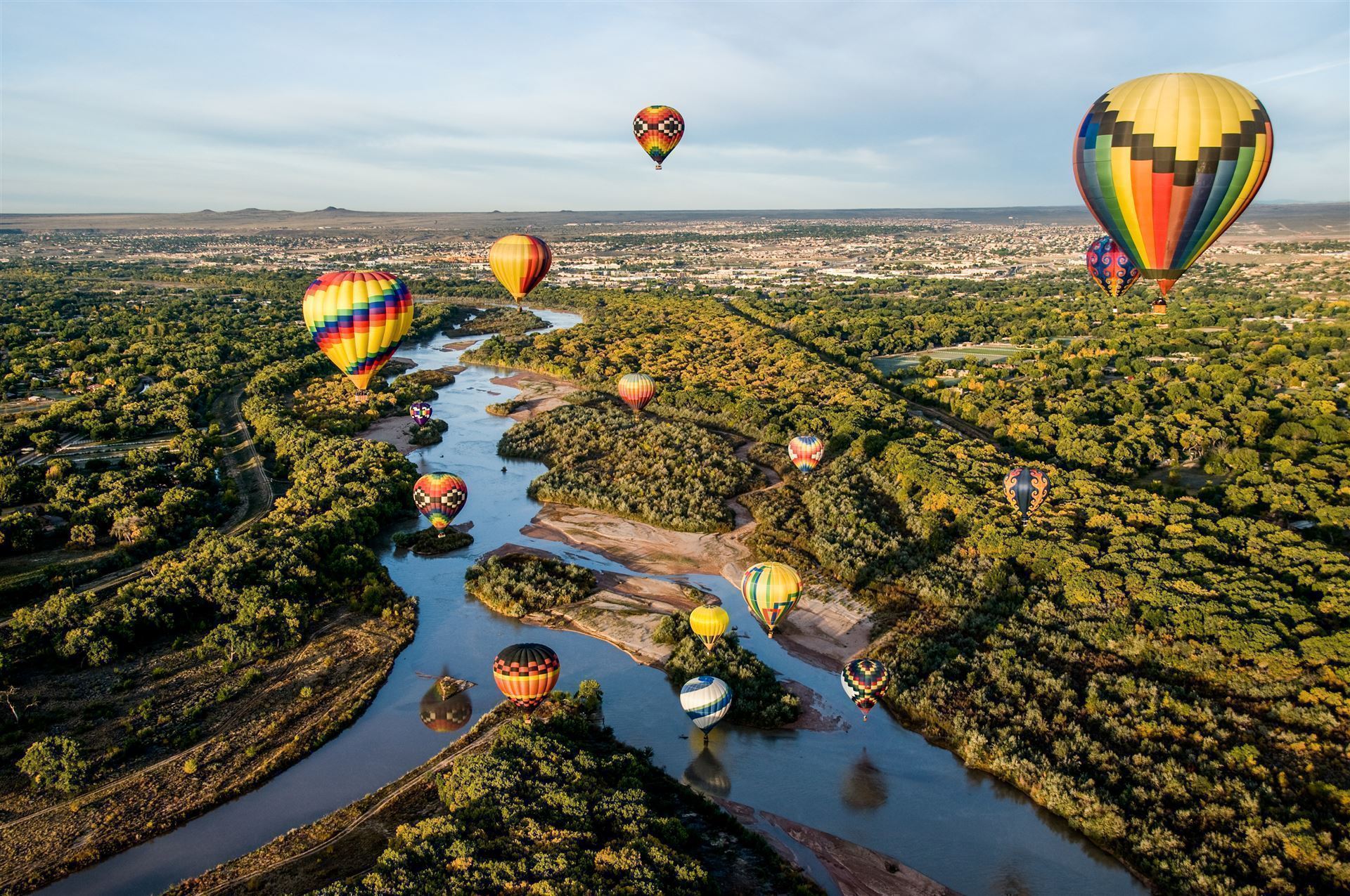 Heißluftballons über dem Rio Grande
