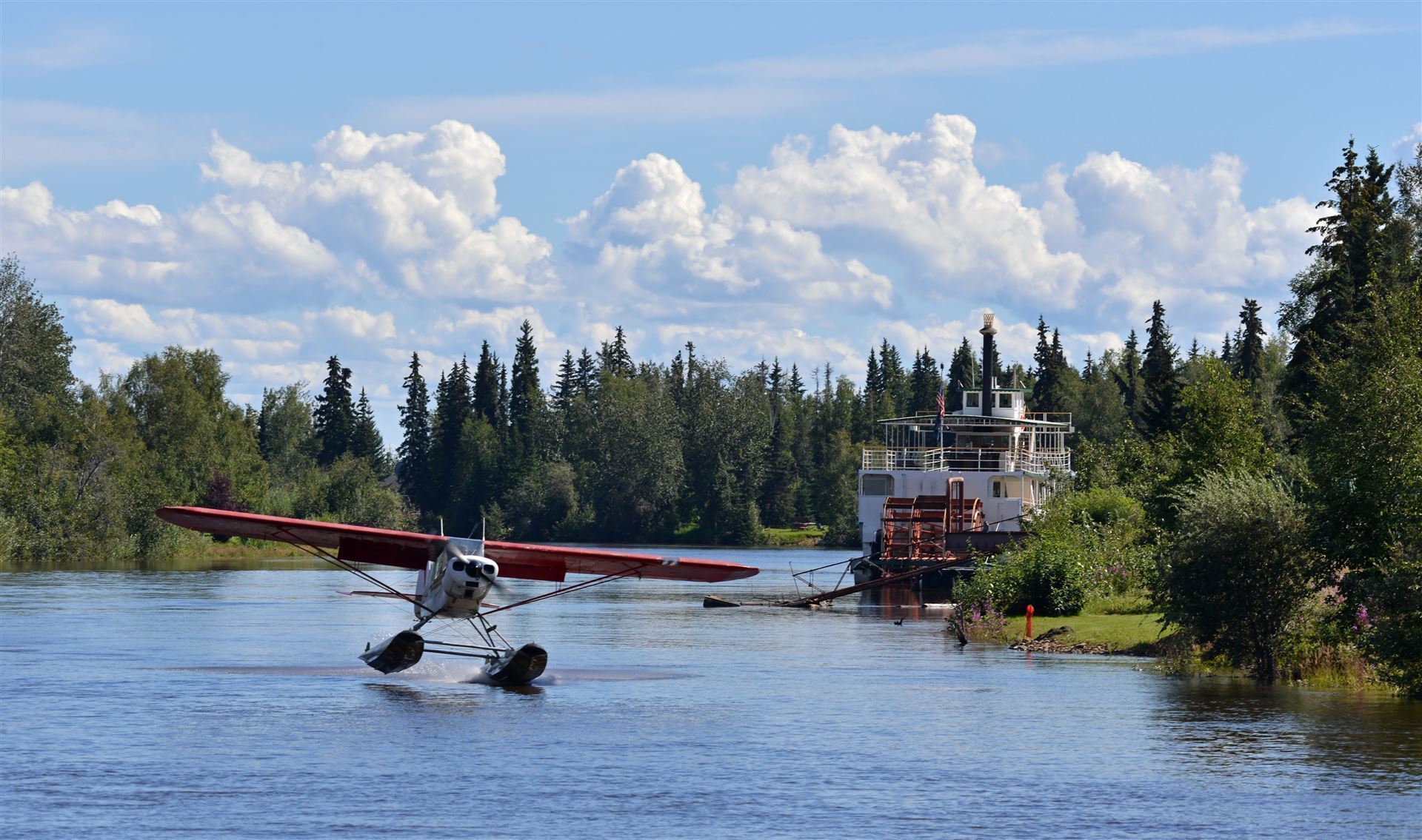 Raddampfer & Wasserflugzeug auf dem Chena