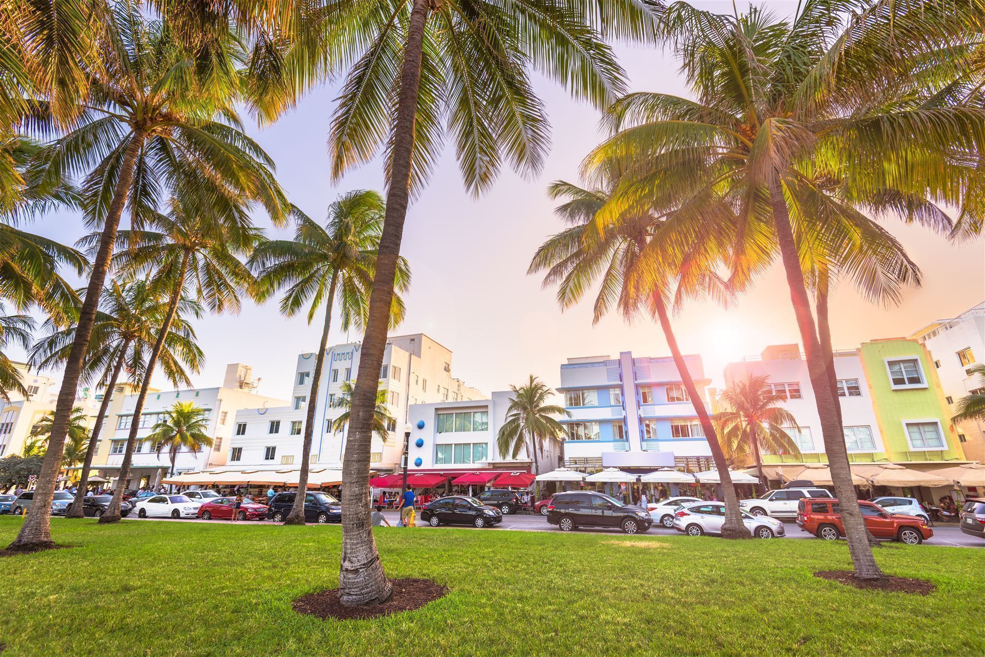 Blick auf den Ocean Drive mit Art Déco Häusern
