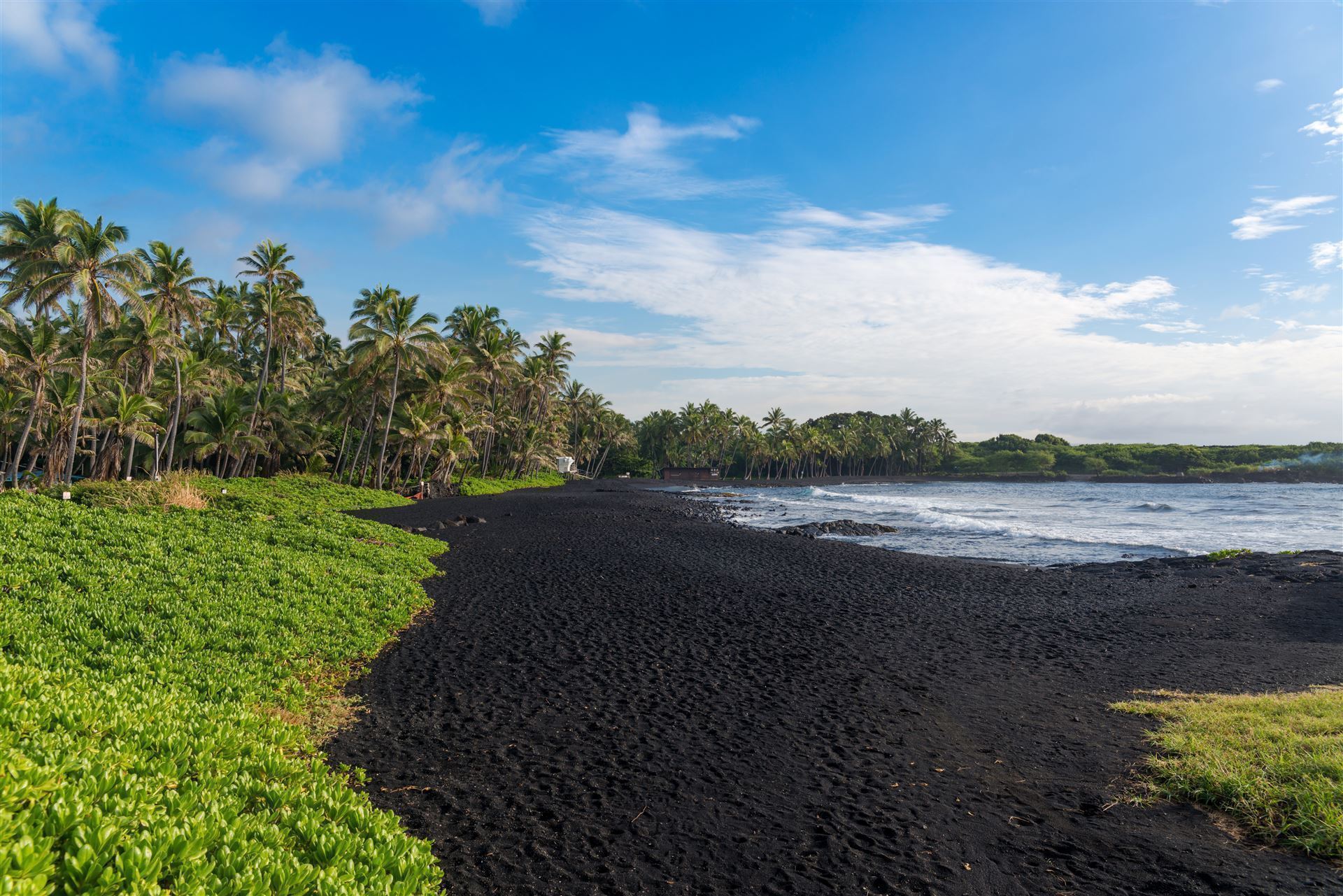 Schwarzer Strand in der Punalu ú Bay