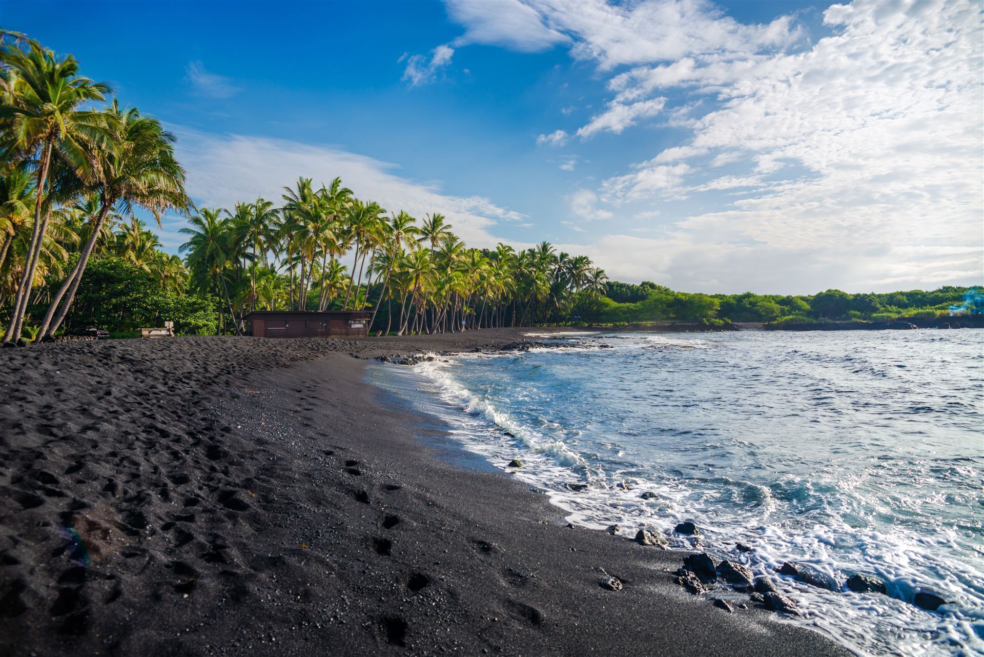 Schwarzer Strand in der Punalu ú Bay