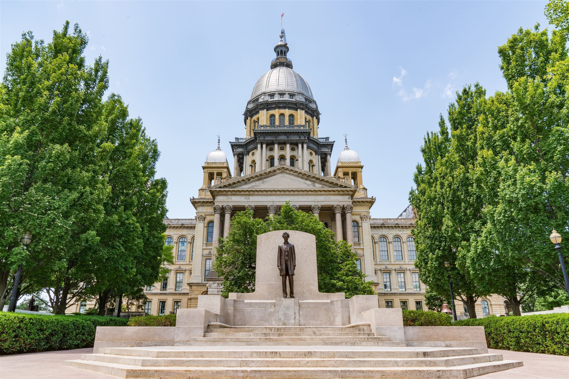 Illinois State Capitol mit Abraham Lincoln Statue