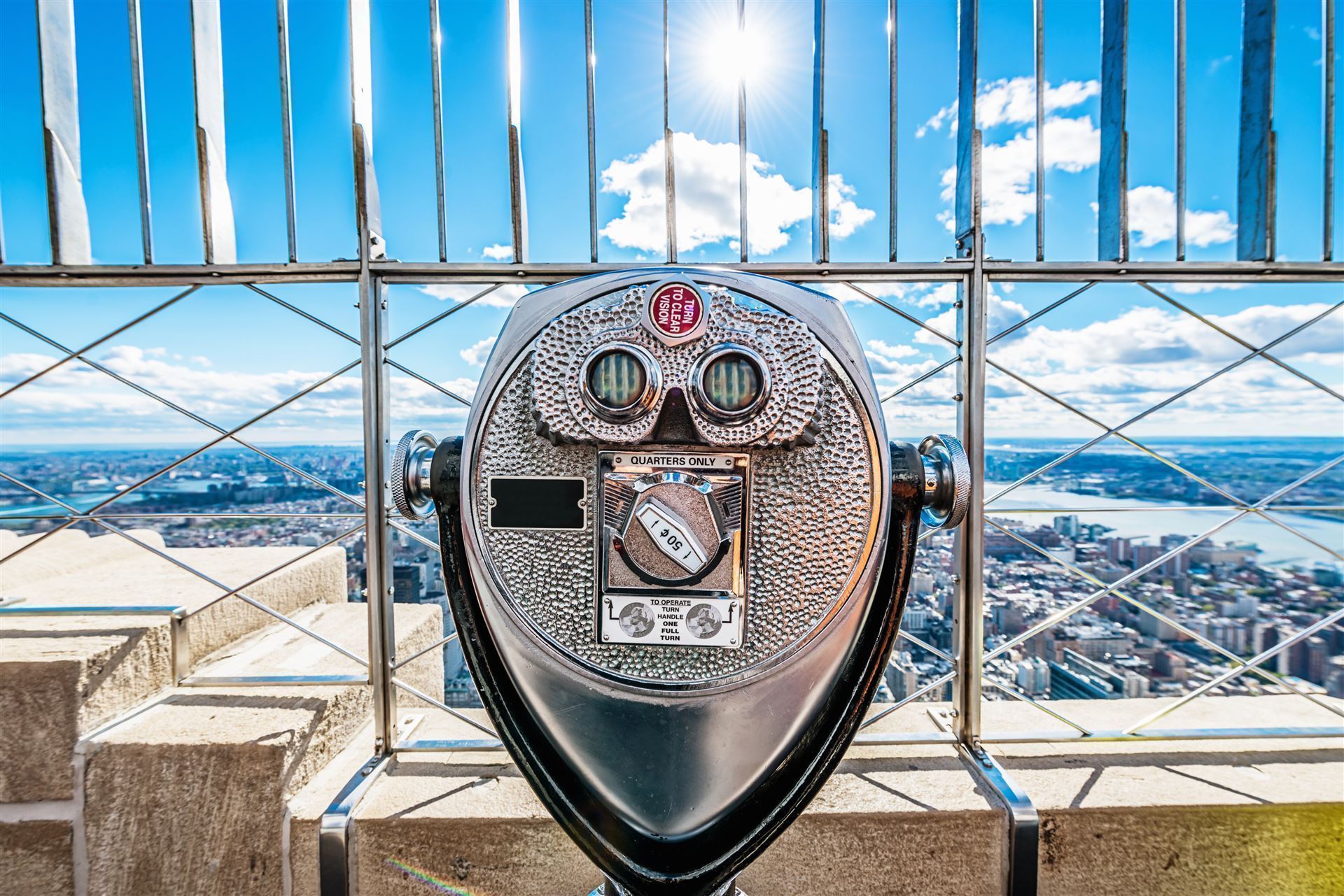 Fernglas auf der Aussichtsplattform