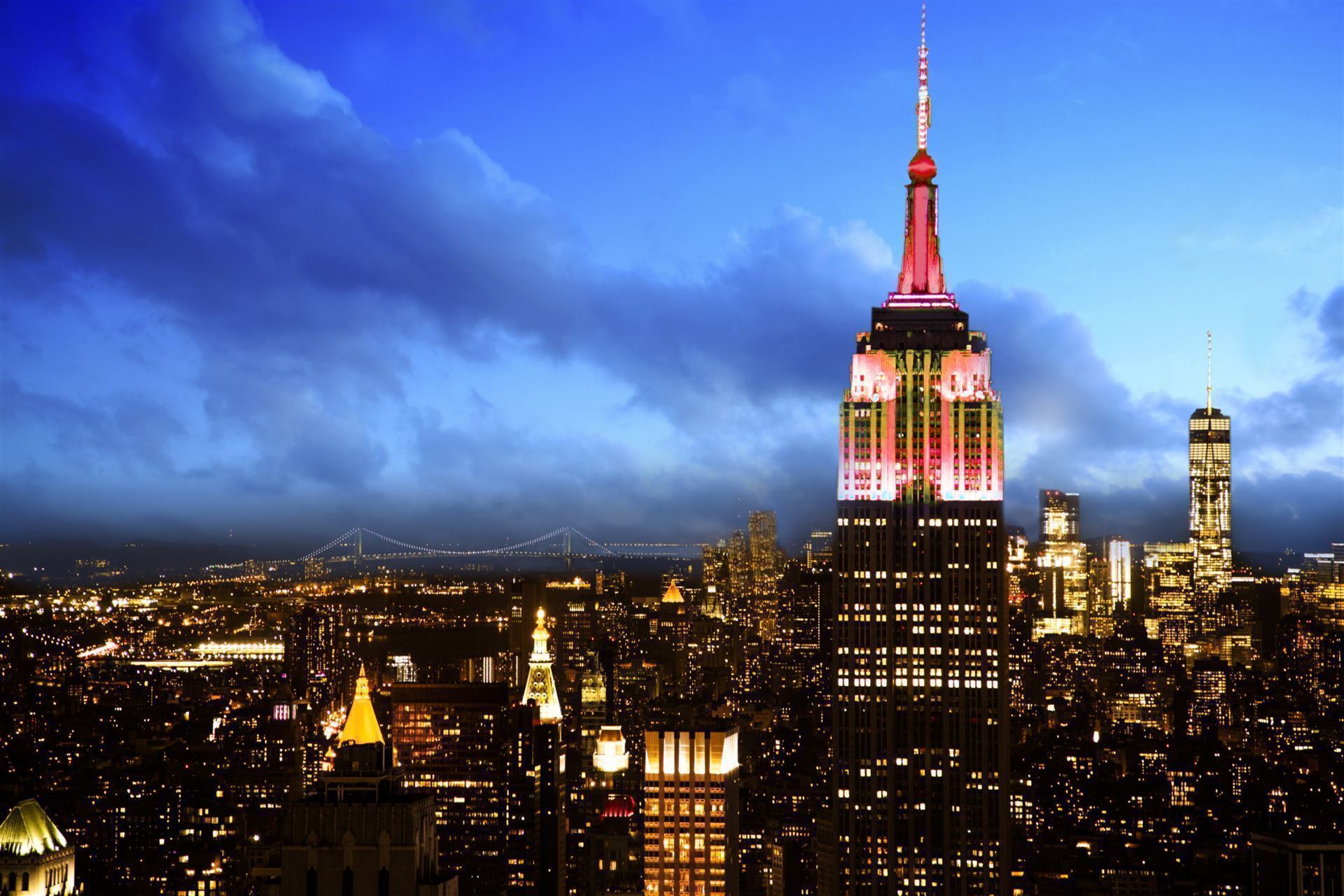 Beleuchtetes Empire State Building bei Nacht