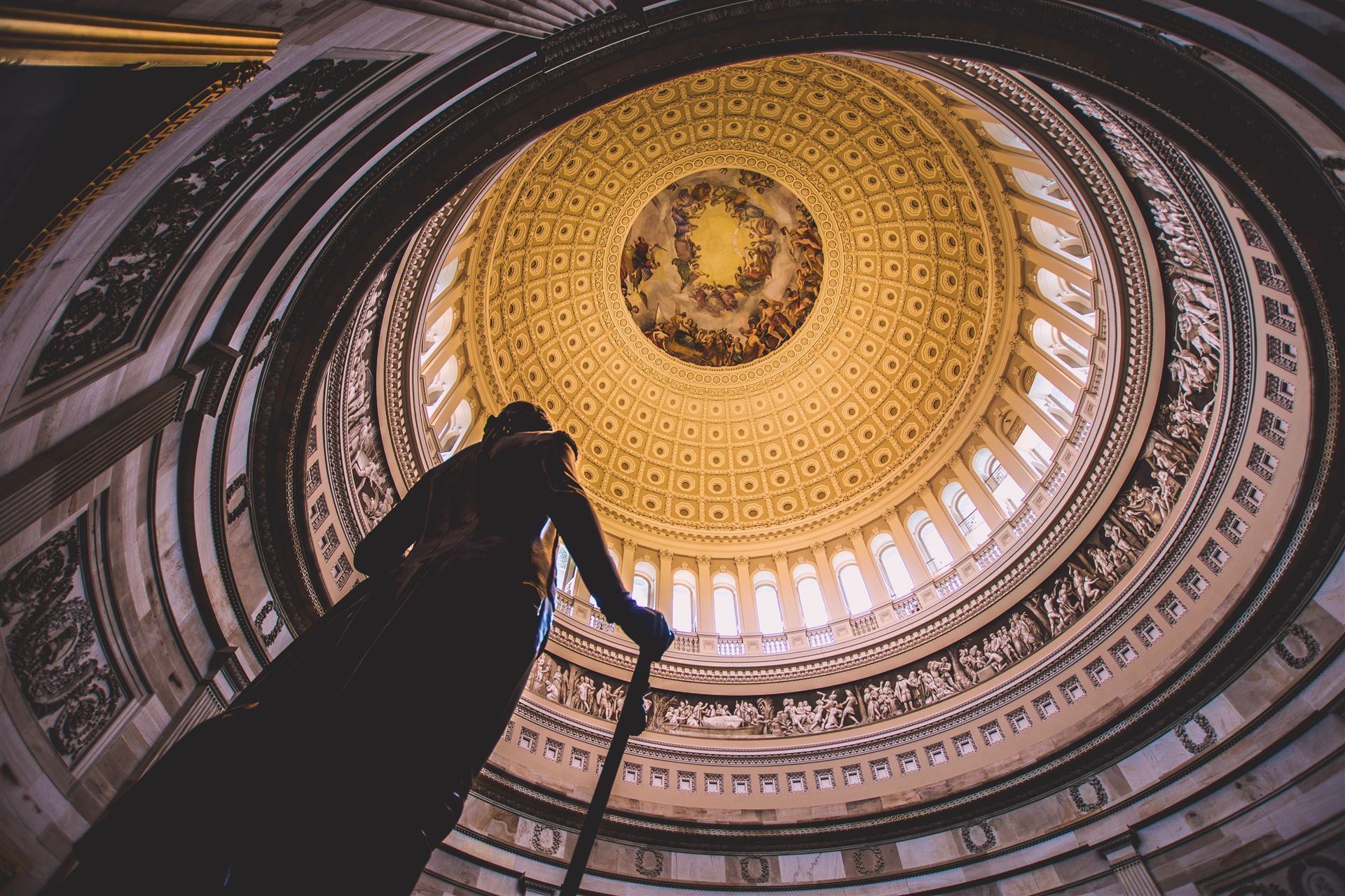 Rotunda im Capitol mit George Washington Statue
