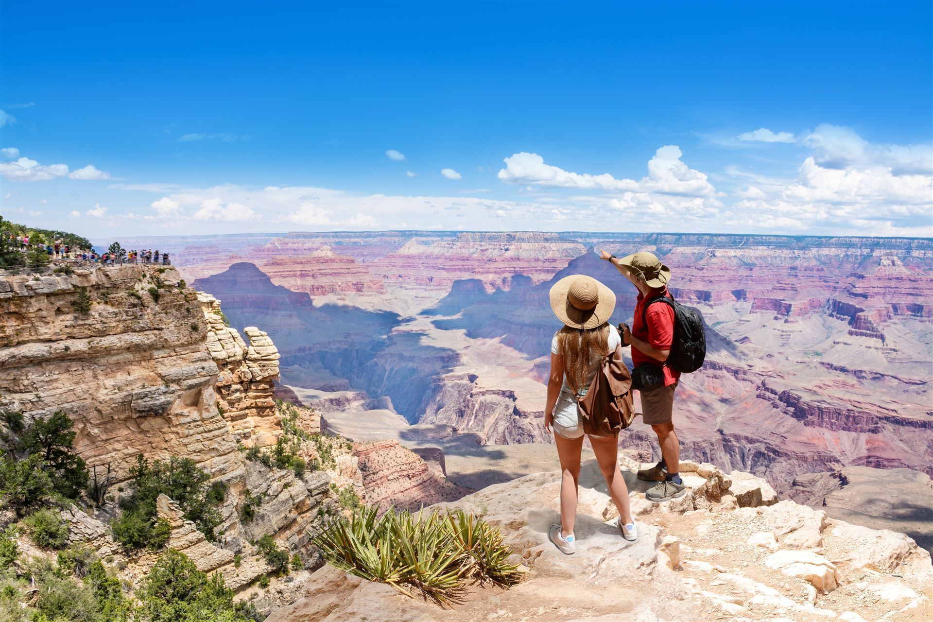 Paar blickt herab auf den Colorado River