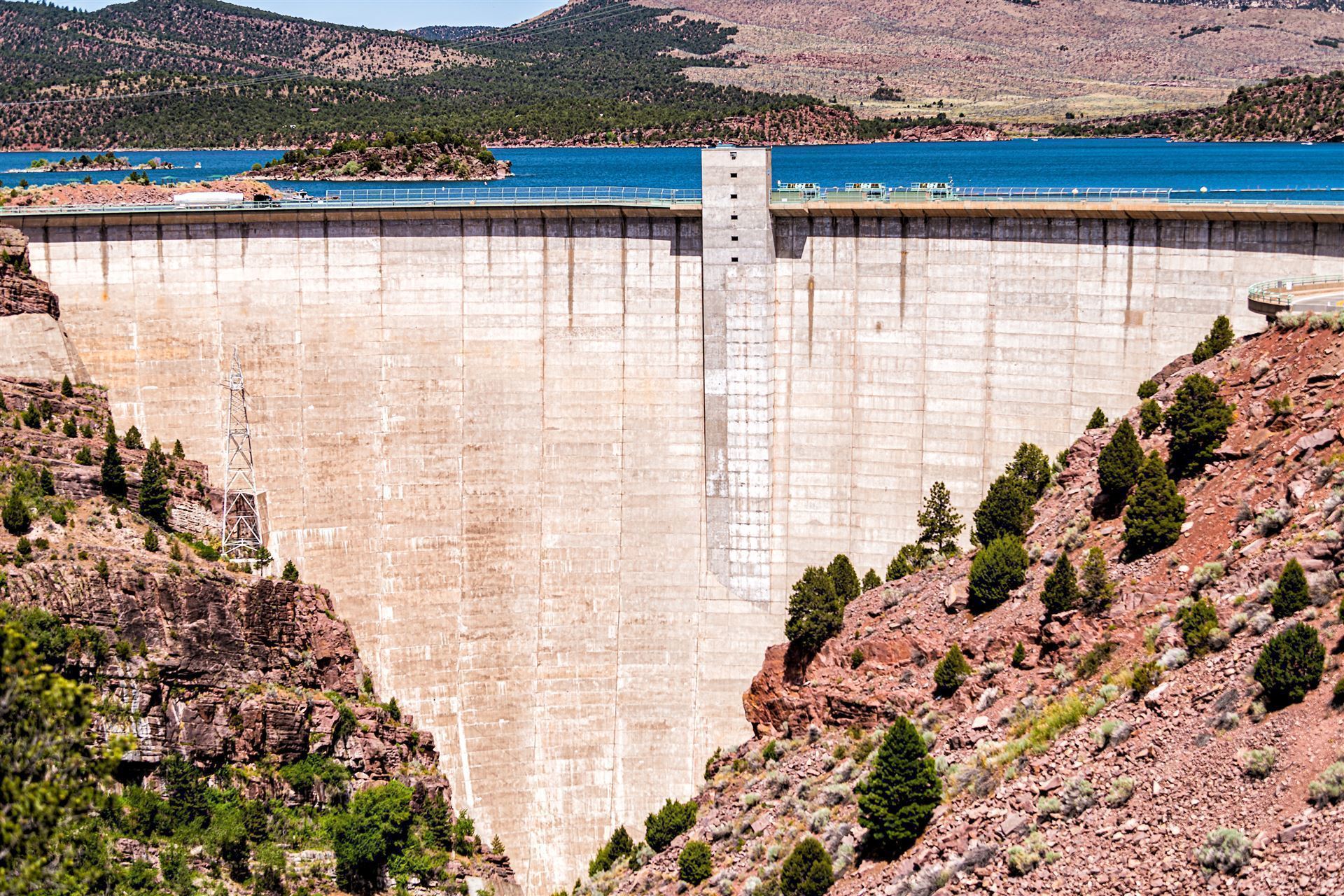 Staumauer am Flaming Gorge Lake
