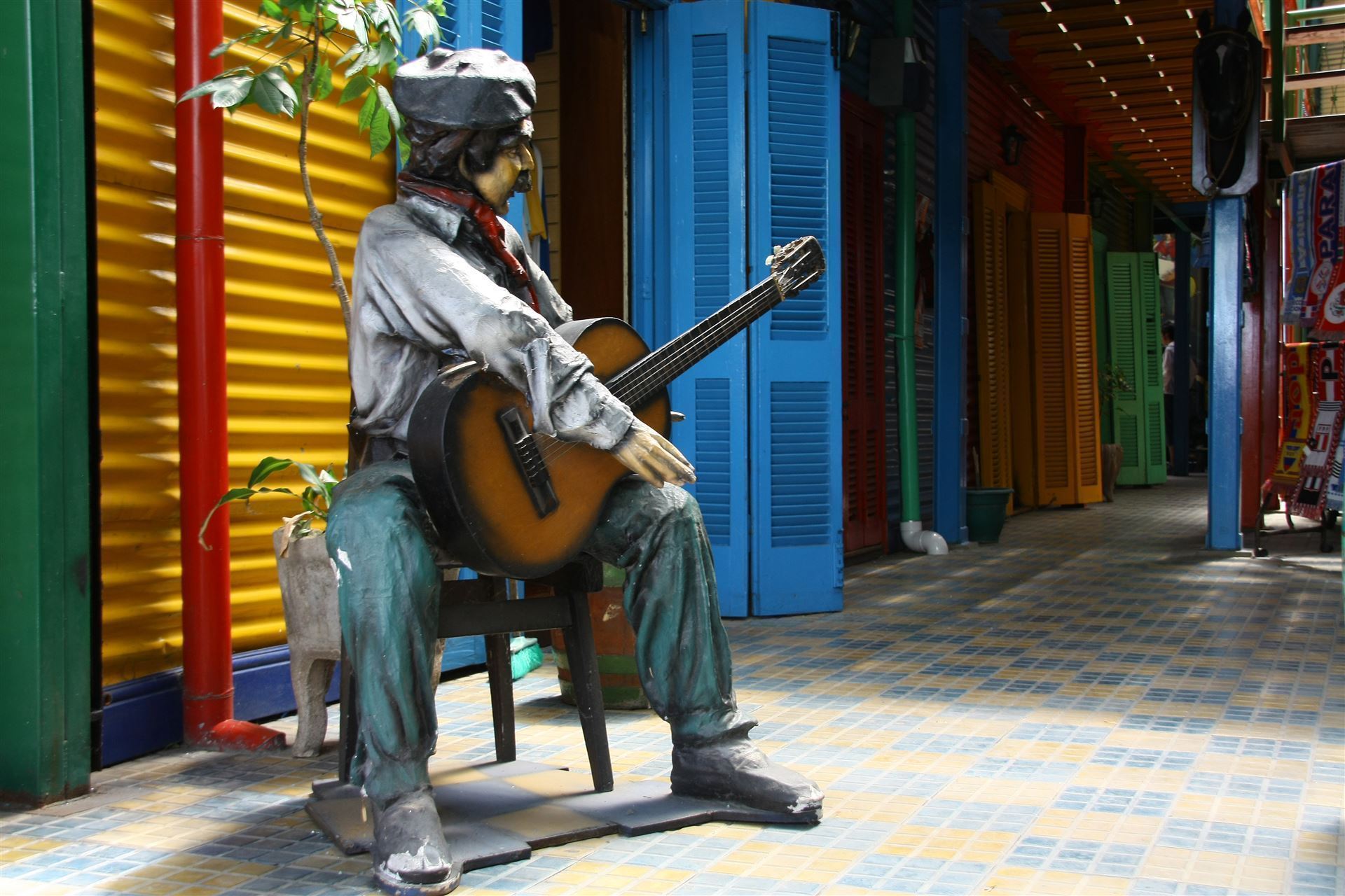 sitzende Figur im Viertel