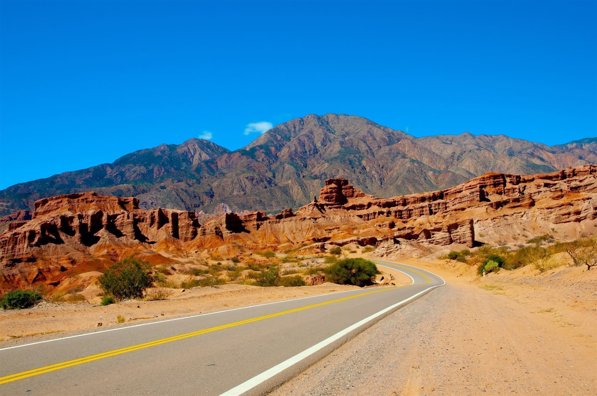 Highway 40 mit bergiger Landschaft