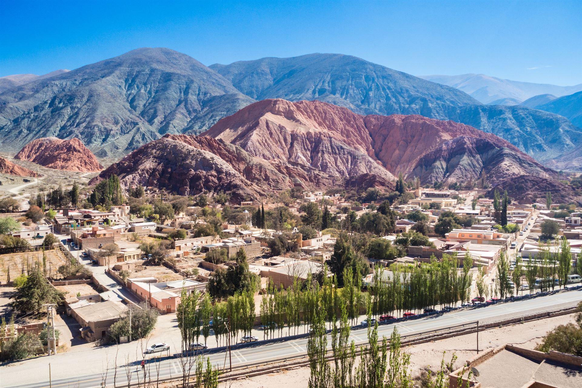 Humahuaca - Blick auf Purmamarca mit 7 Farben Berge