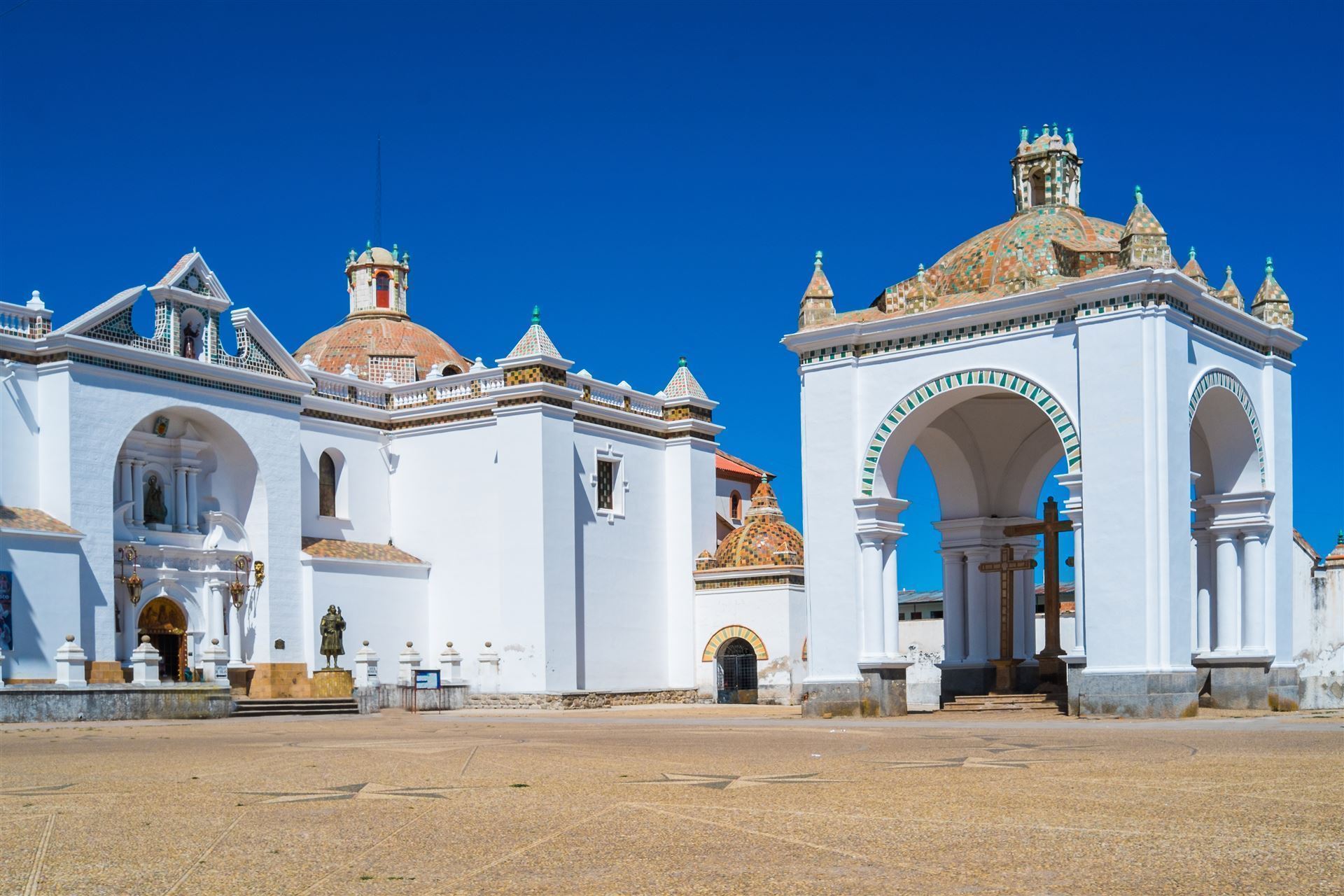 Copacabana mit Kirche