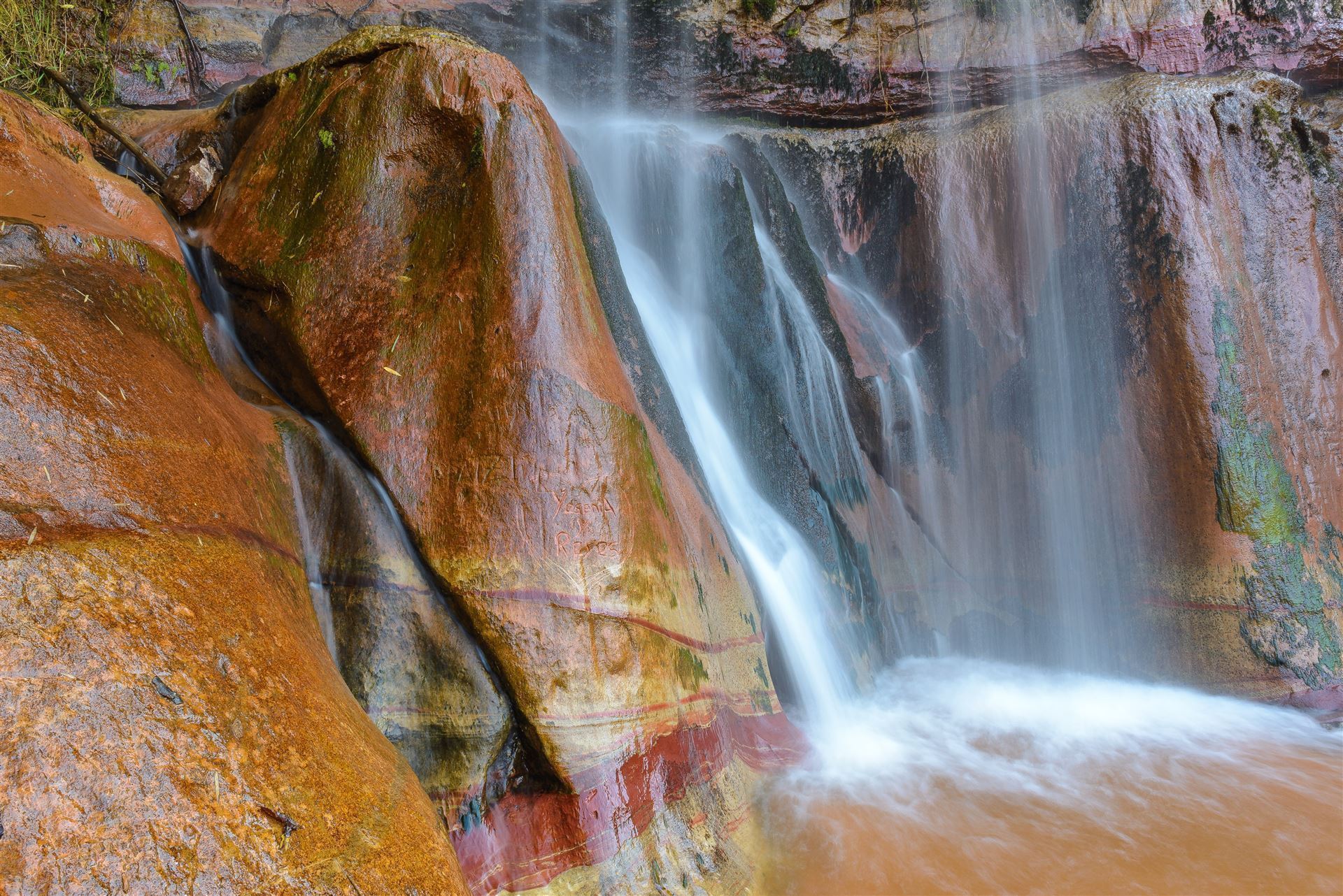Amboro Nationalpark mit Wasserfall