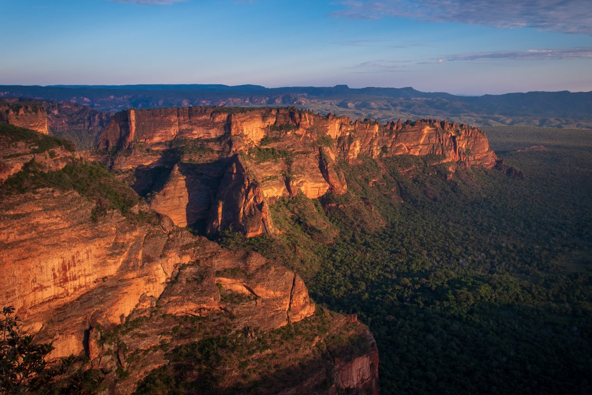 Blick auf die Hügel und Wände des Nationalparks Chapada dos Guimarães.