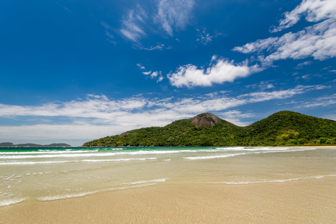 Schöner Strand Dois Rios (Zwei Flüsse) auf der Insel Ilha Grande in Brasilien