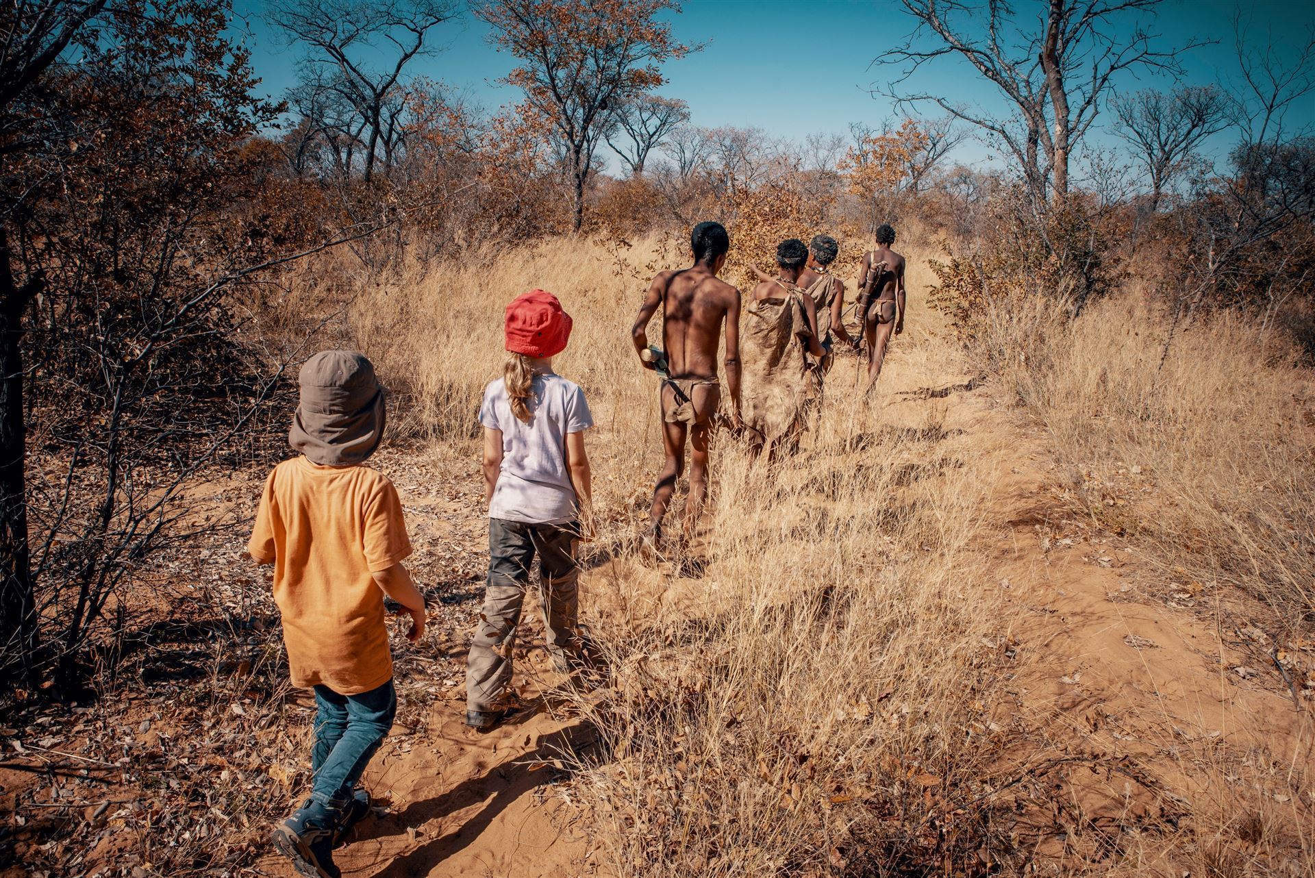 Ju Hoansi San_mit Gruppe von touristischen Kindern