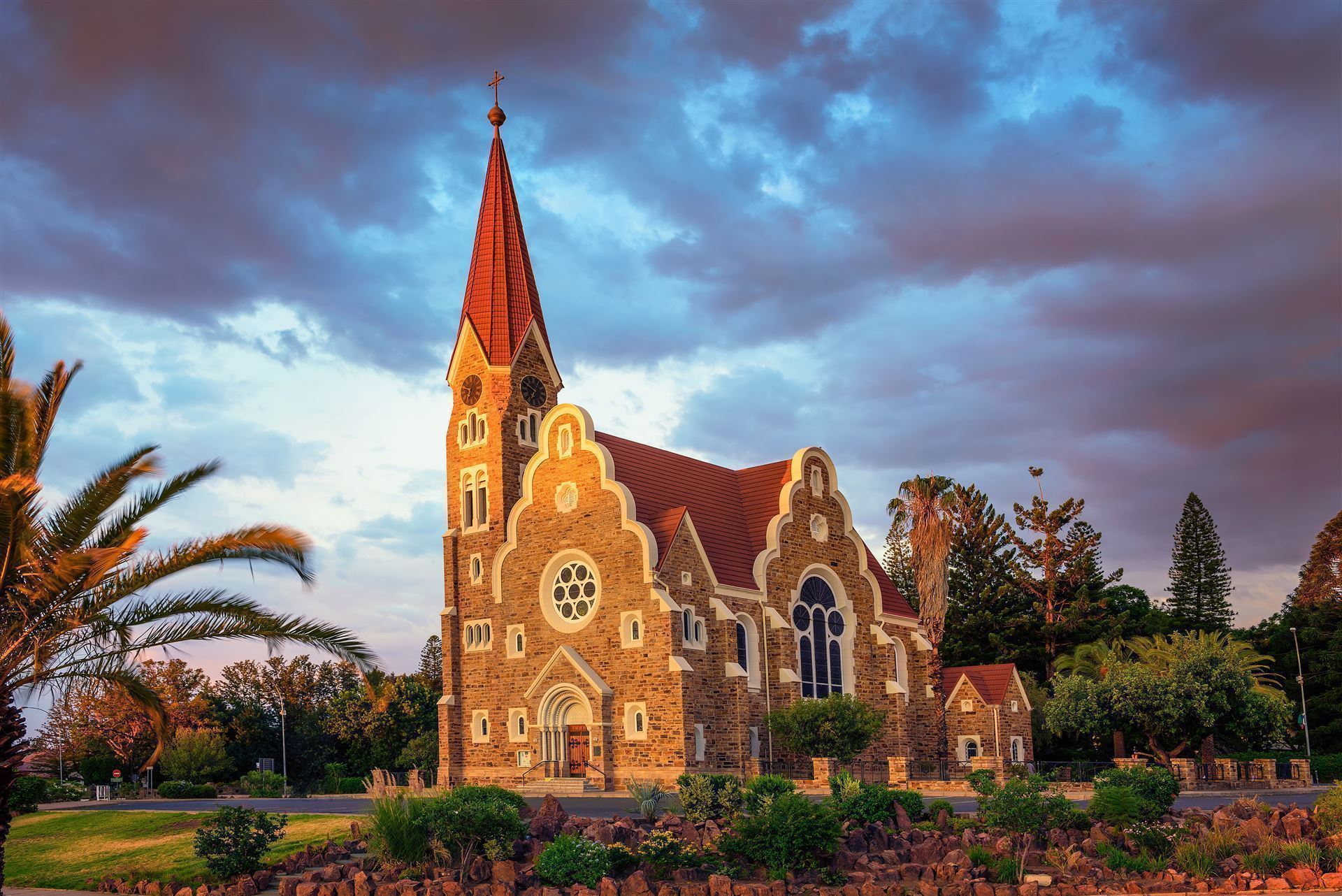 Namibia_Wimdhoek_Kirche Sonnenuntergang