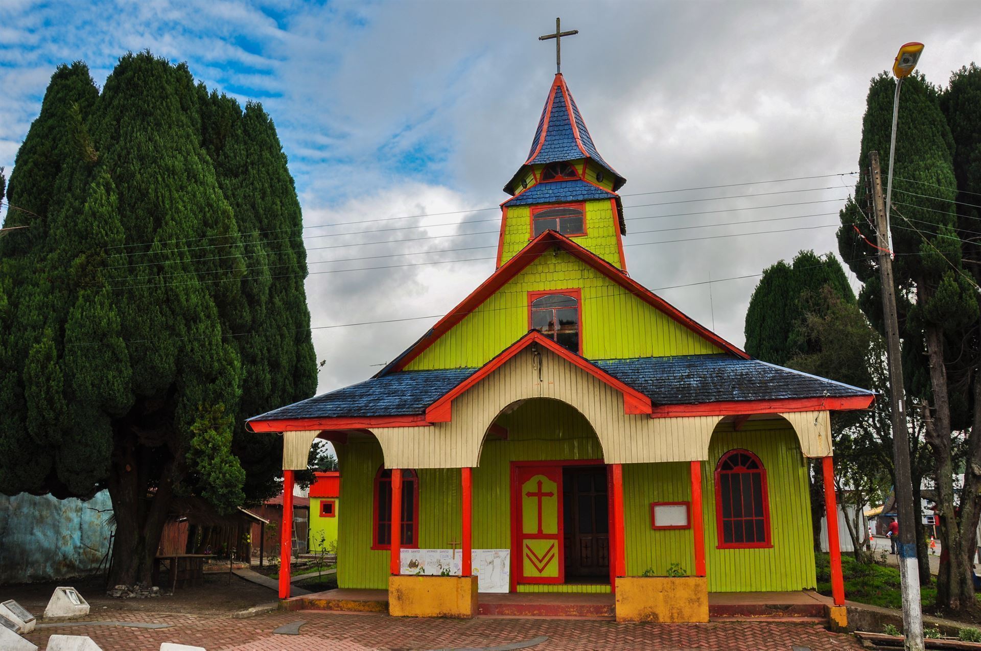 Kirche mit bunten Farben