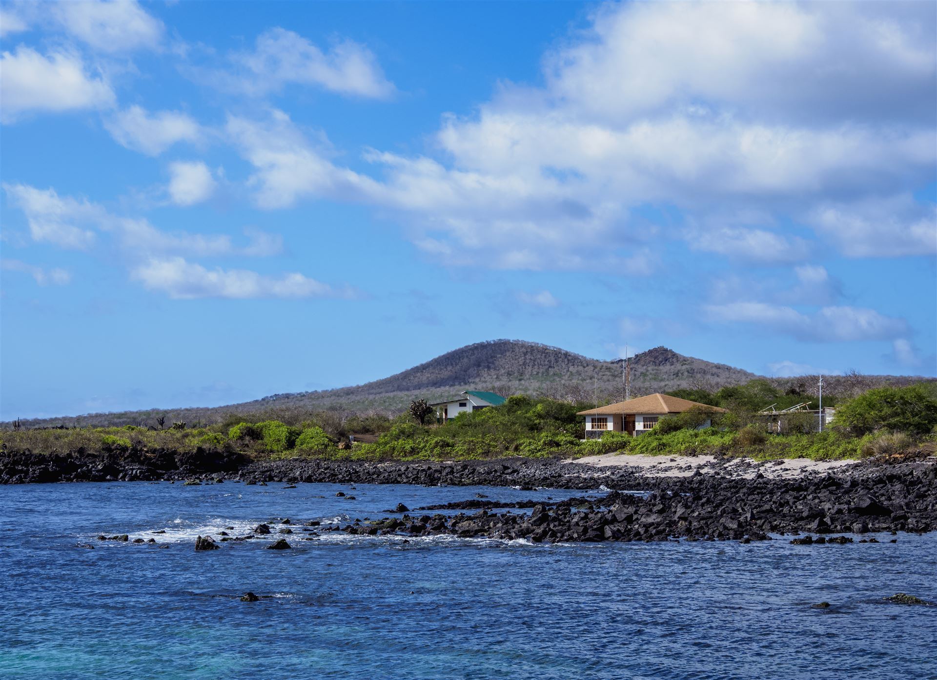 Blick auf Häuser auf der Insel Floreana