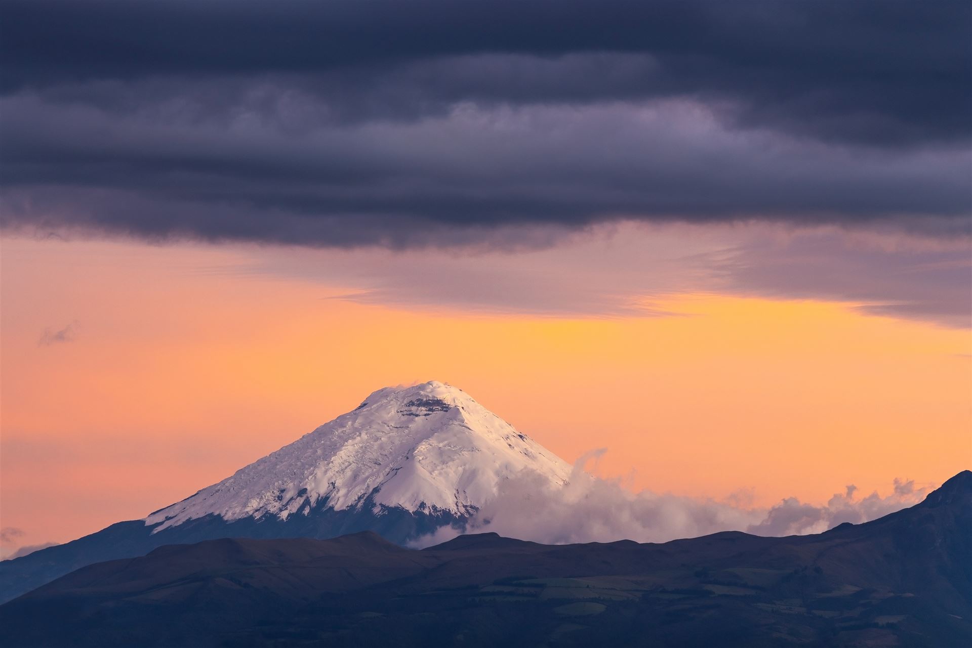 Cotopaxi Park mit Vulkan bei Sonnenuntergang