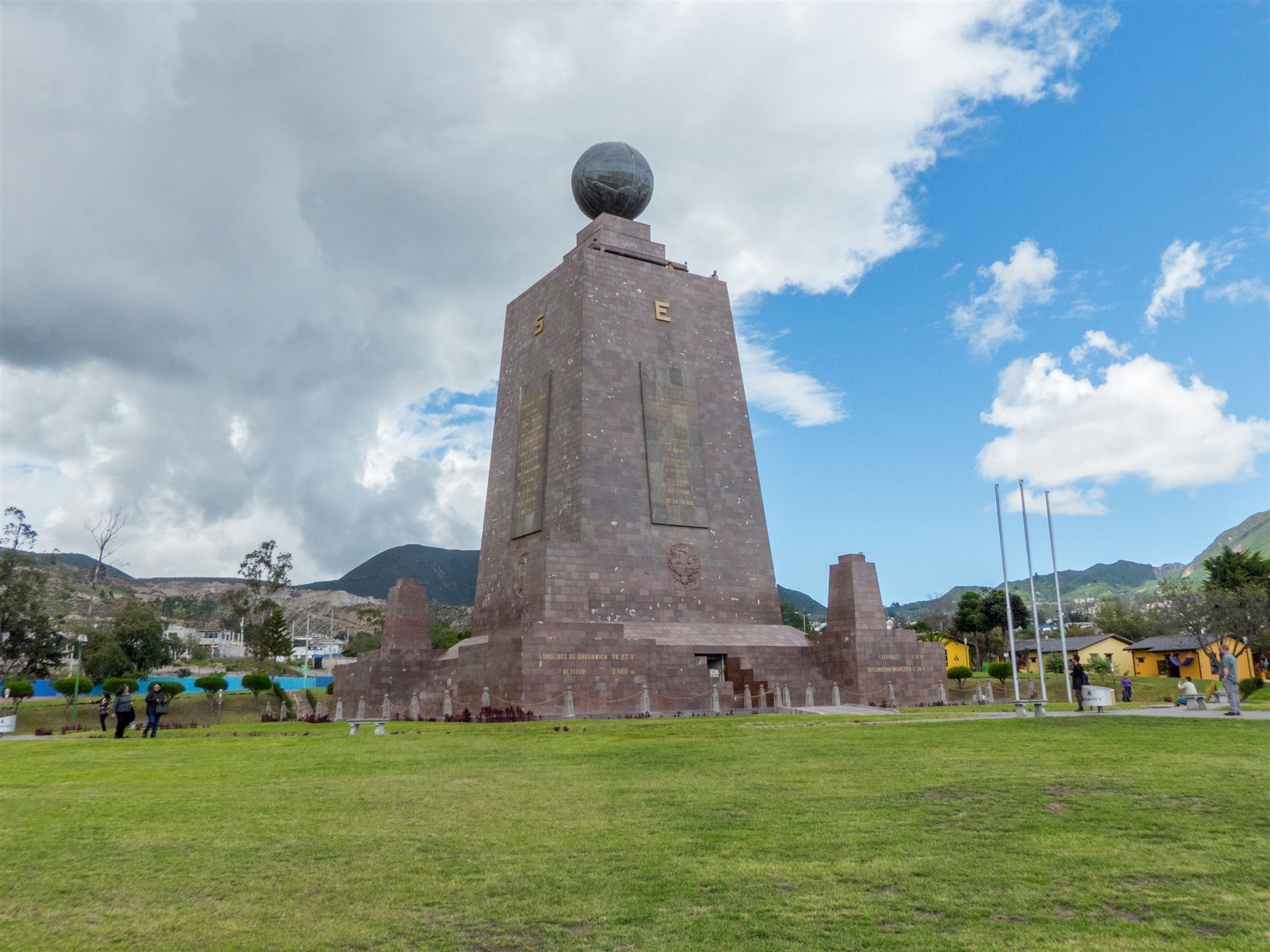 Mounument in Mitad del Mundo