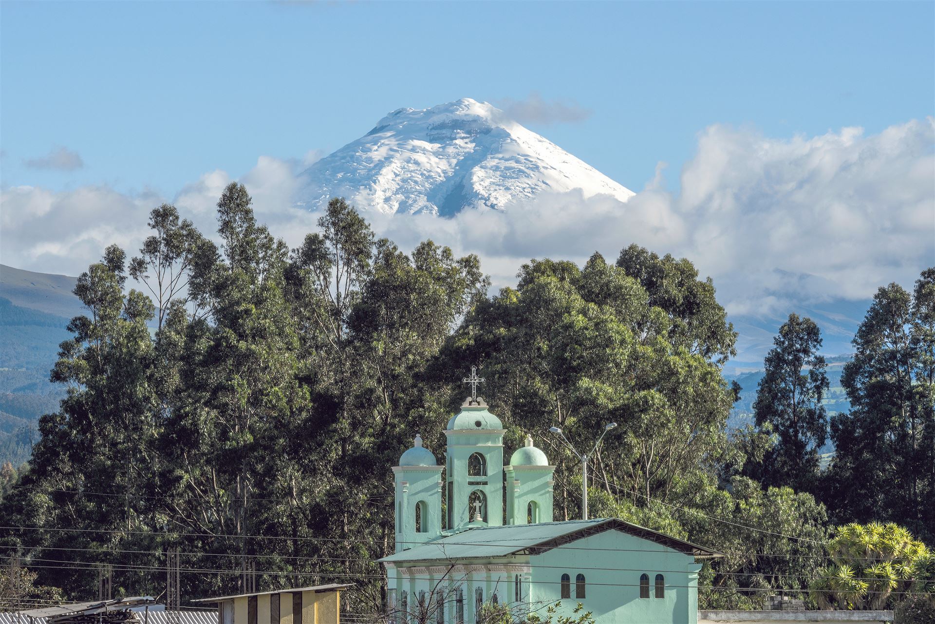 Ecuador Cotopaxi Vulkan über San Jaloma Kirche