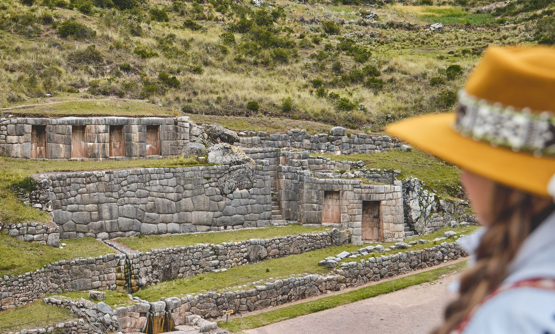 Besucherin an der Tambomachay Ruine