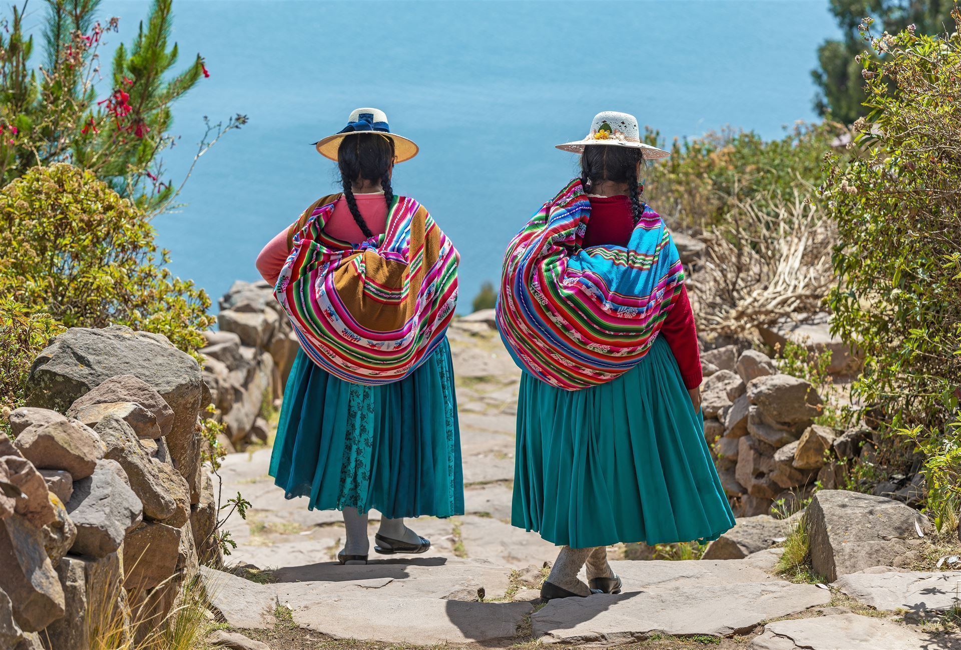 Frauen laufen entlang der Insel 