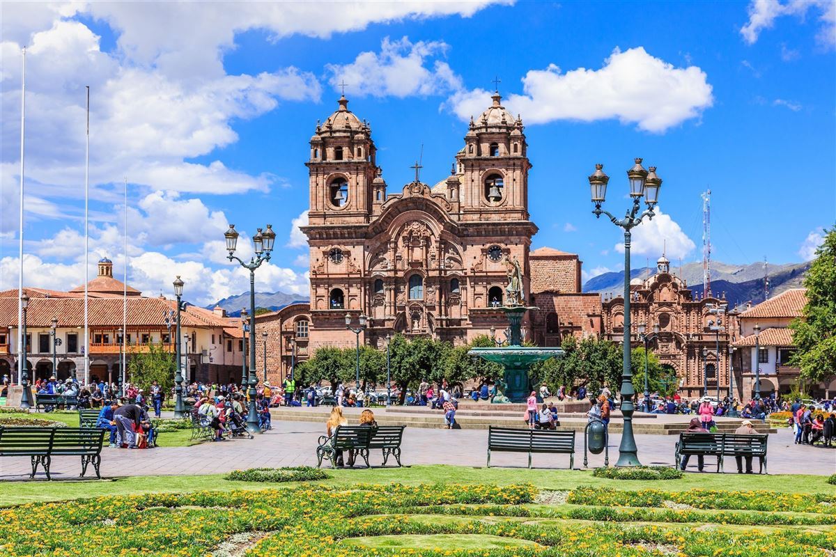 https://www.tour-edition.de/media/images/country/155/xl_Peru_Cusco_Plaza%20de%20Armes_as_tour_192608882_ie.jpeg