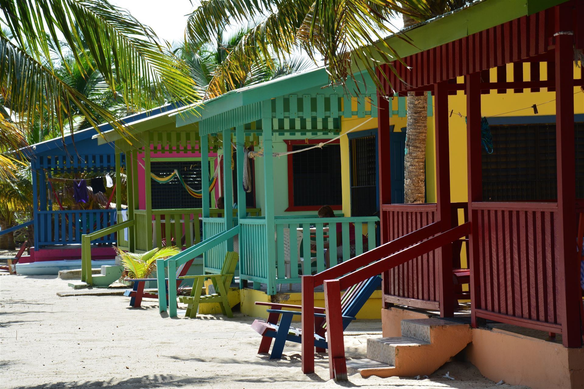 Placencia mit bunten Bungalows