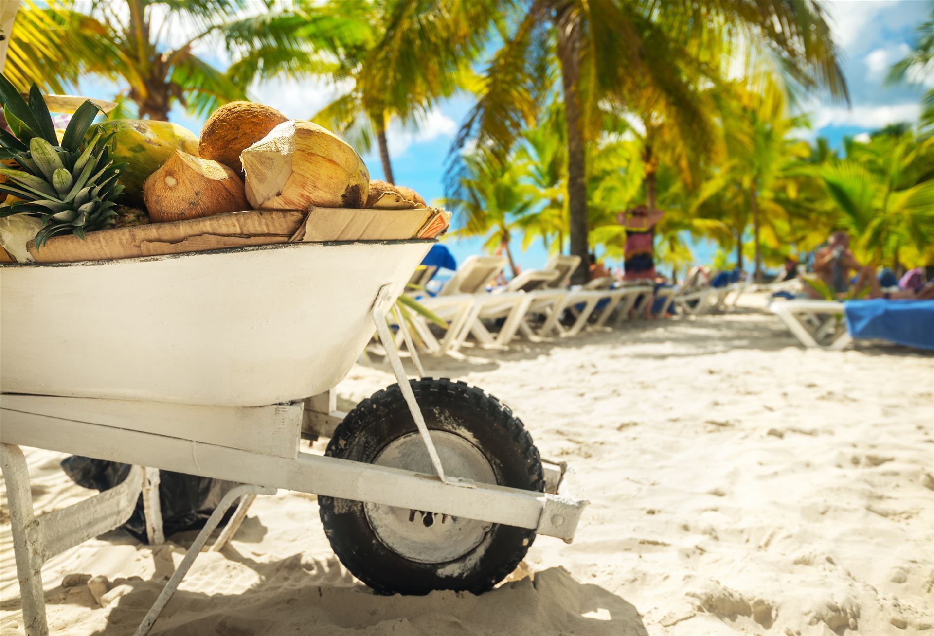 Strand mit Obstkarre