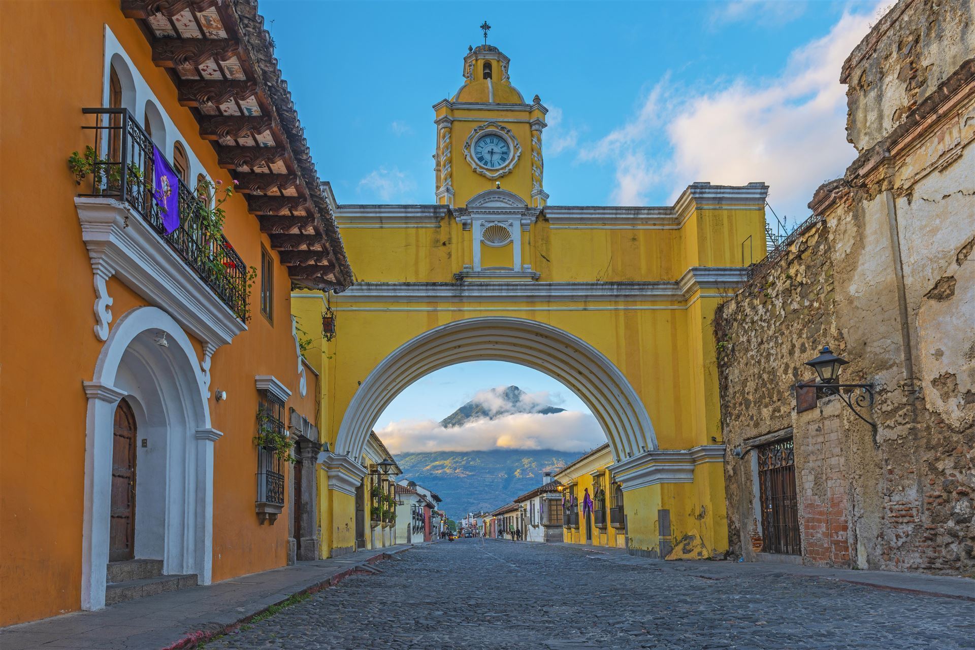 Antigua mit Vulkan Agua