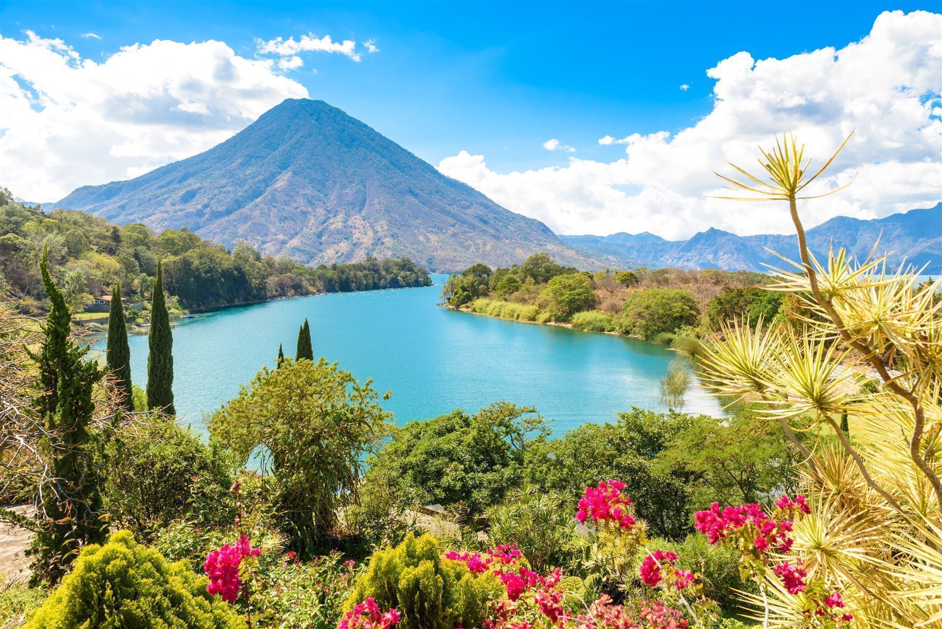 Atitlan See mit San Pedro Vulkan