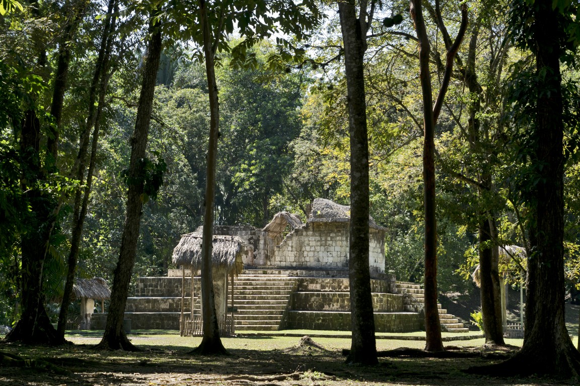 Ciebal, Guatemala, Mittelamerika: alter Maya-Tempel mit Bäumen davor