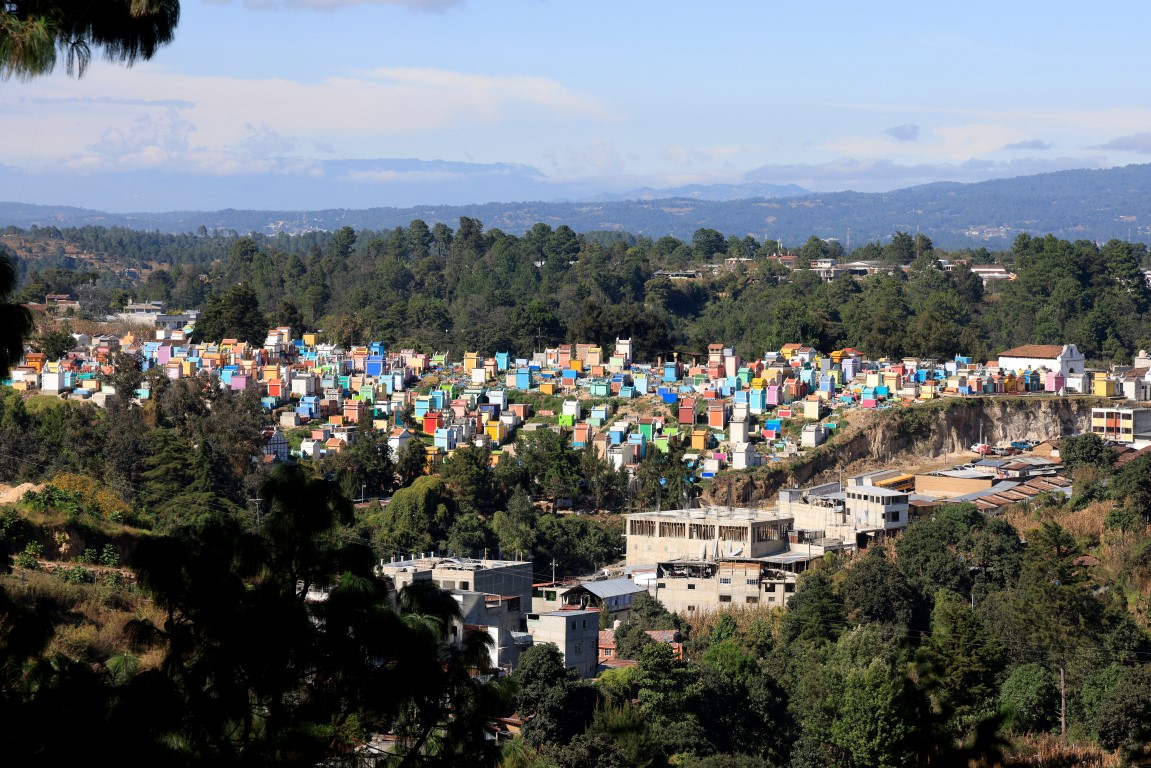 Blick auf den bunten Friedhof in Chichicastenango, Guatemala