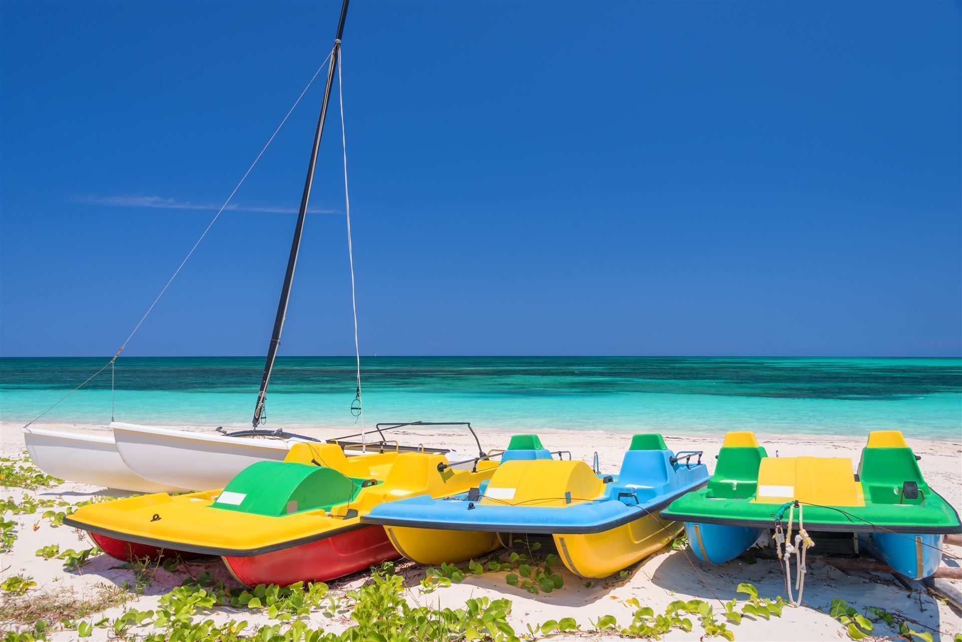 Strand mit bunten Booten