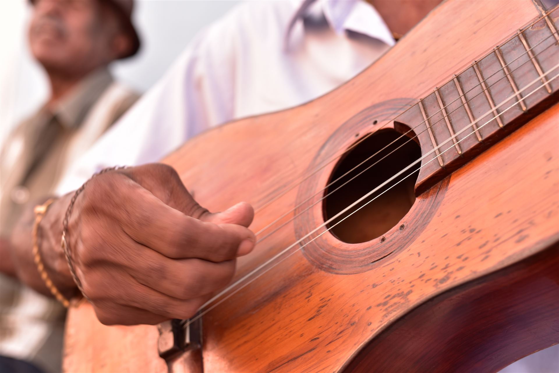 Straßenmusiker mit Gitarre