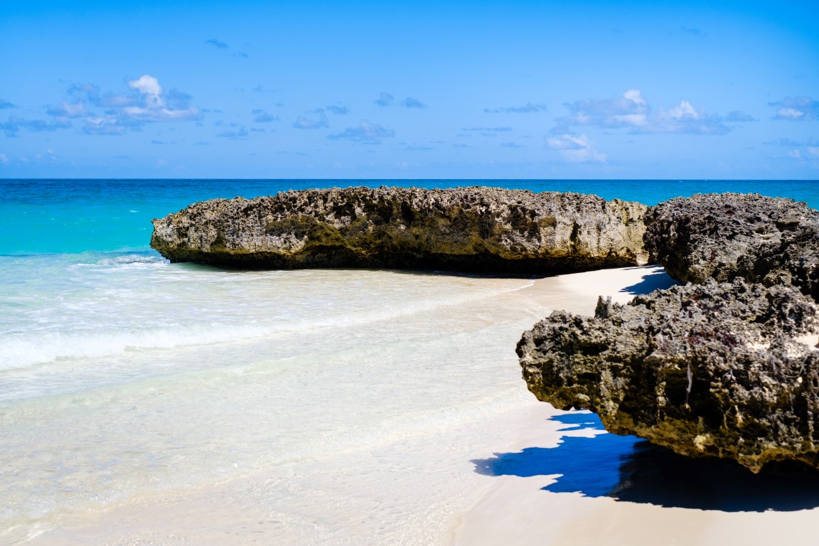 Unberührter kubanischer Strand mit Felsen und weißem Sand in Cayo Santa Maria
