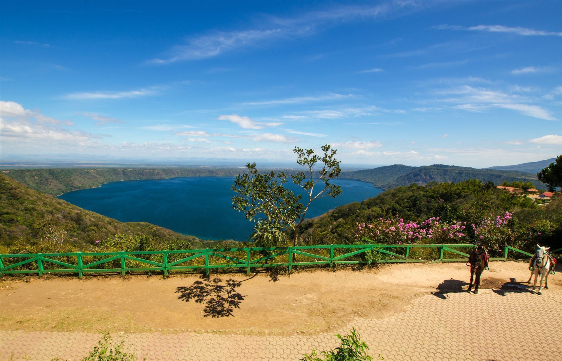  Laguna de Apoyo 