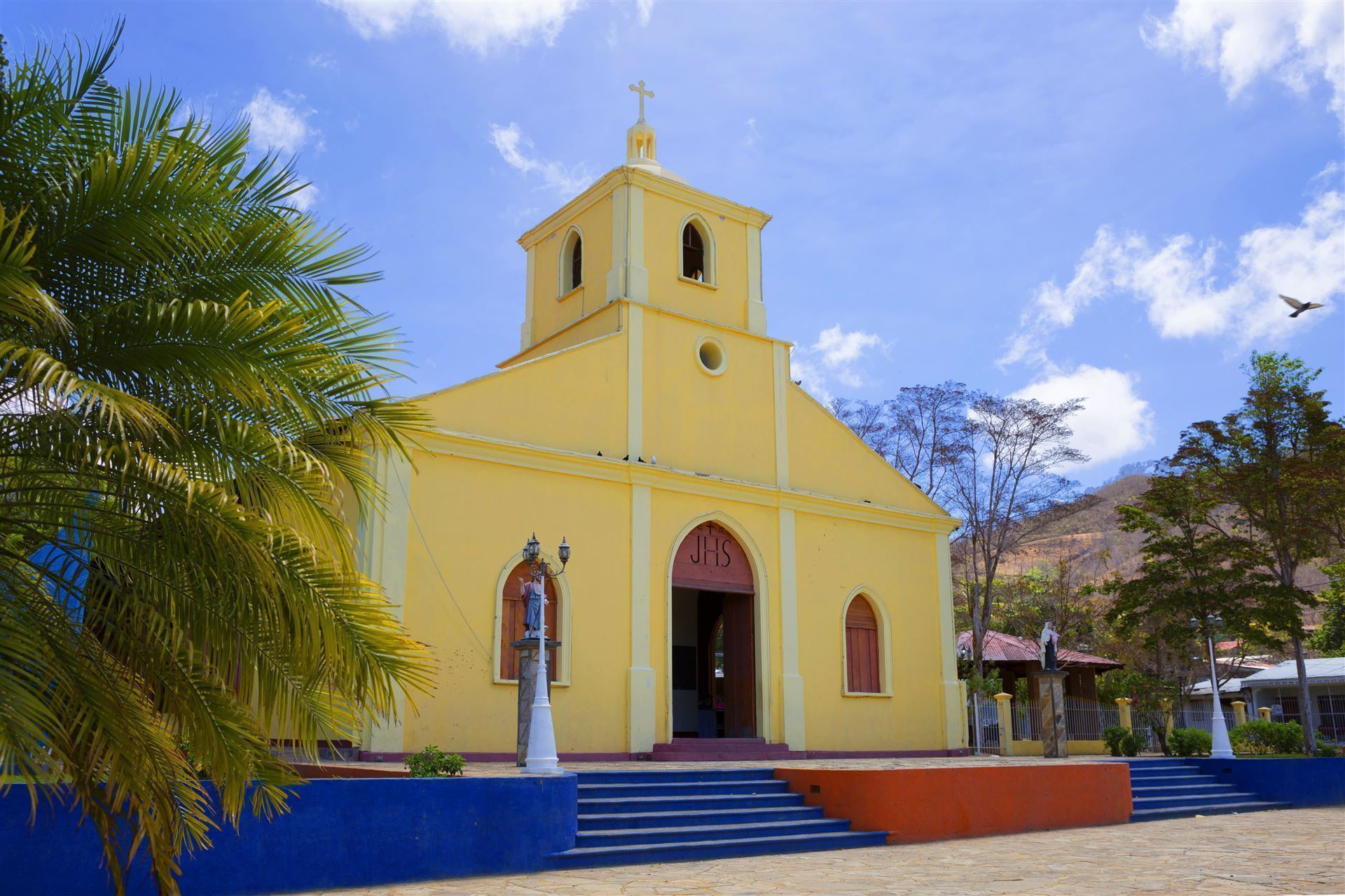 Park mit katholischer Kirche in San Juan del Sur, Nicaragua