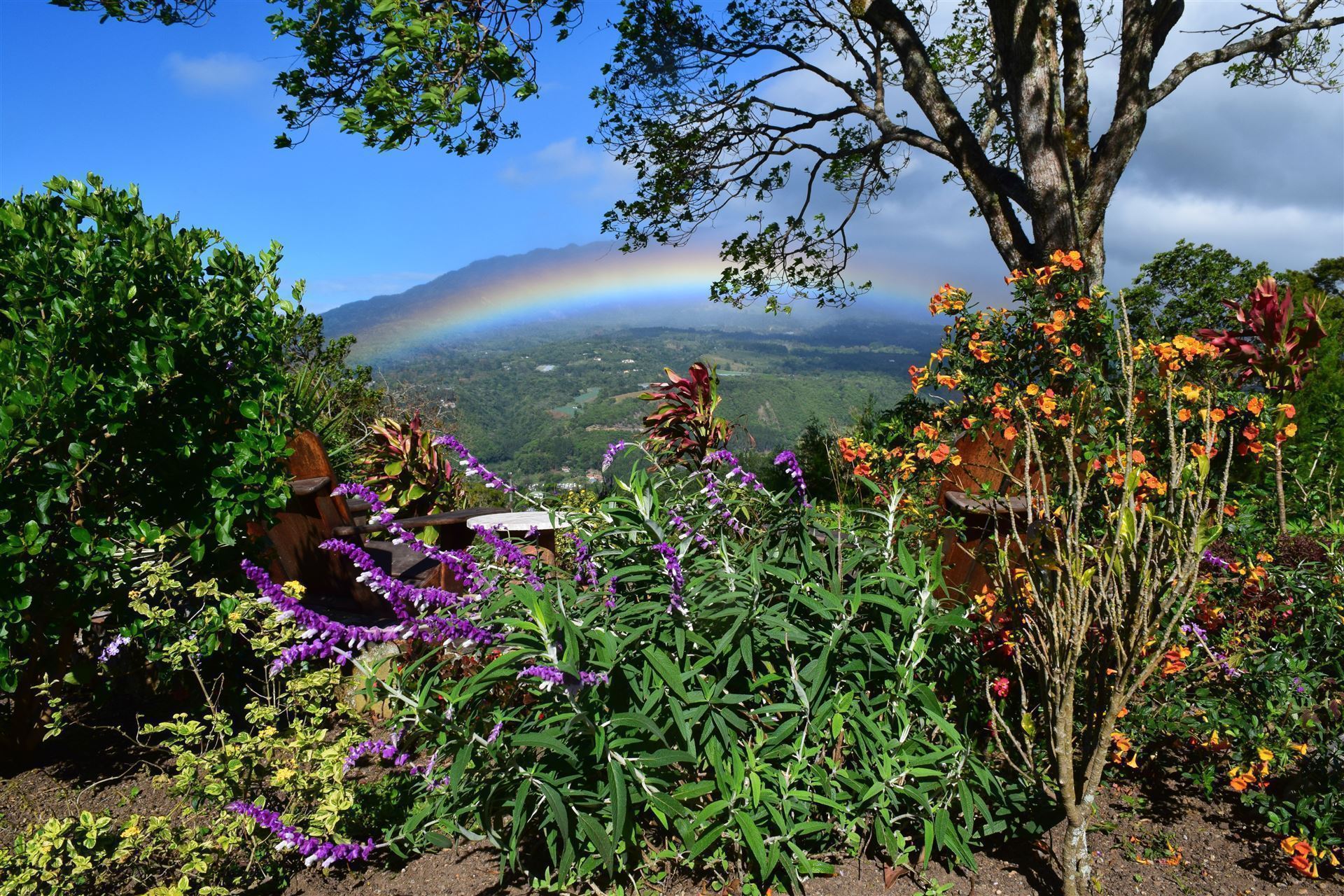 Natürlicher Regenbogen über Boquete, Panama